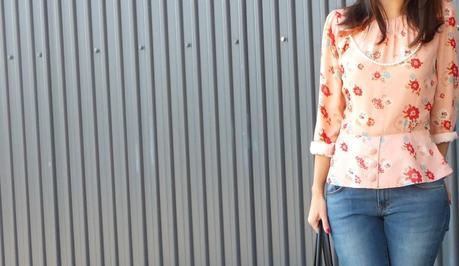 blusa de flores con jeans azules