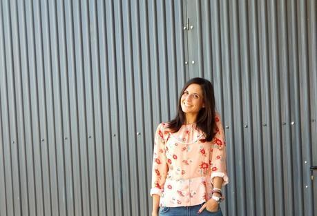 blusa de flores con jeans azules