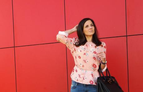 blusa de flores con jeans azules
