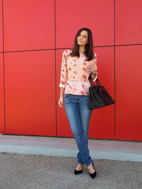 blusa de flores con jeans azules