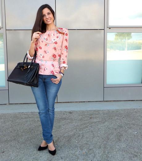 blusa de flores con jeans azules