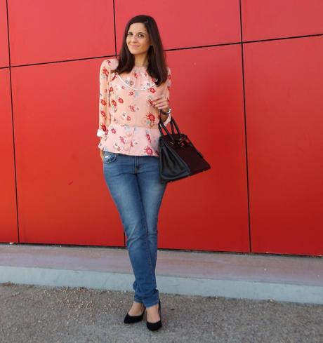 blusa de flores con jeans azules