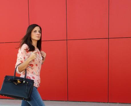 blusa de flores con jeans azules