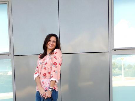 blusa de flores con jeans azules