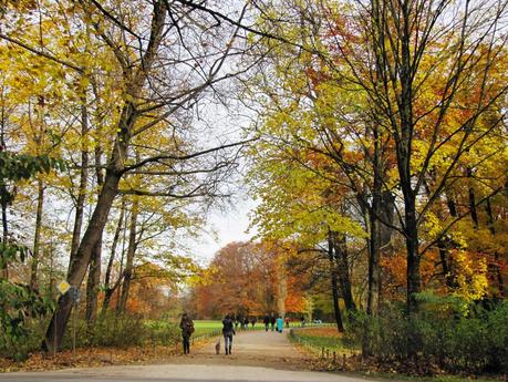 Caminar en otoño por el Jardín Inglés de Munich