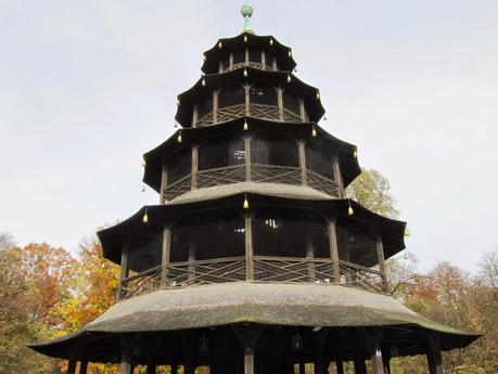 Caminar en otoño por el Jardín Inglés de Munich