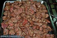 ESTOFADO DE CARNE DE TORO CON CRUJIENTE DE ROMERO, TOMILLO Y CACAO