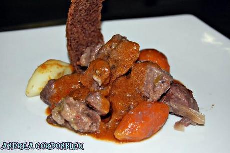 ESTOFADO DE CARNE DE TORO CON CRUJIENTE DE ROMERO, TOMILLO Y CACAO
