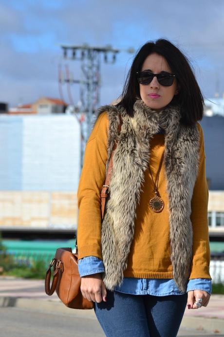 Look: Chaleco de pelo + mostaza + azul