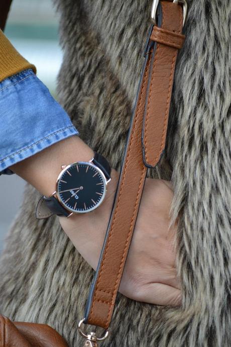 Look: Chaleco de pelo + mostaza + azul