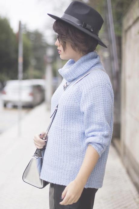 BLUE TURTLENECK SWEATER IMG_1970