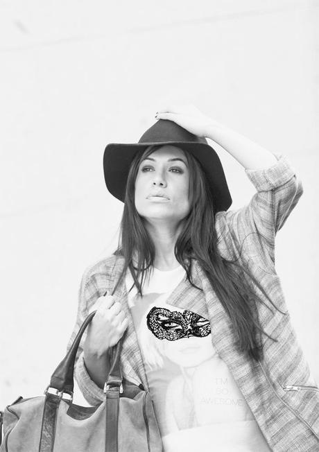 street style barbara crespo mask dear tee tshirt hake bag and coat sendra fashion blogger outfit blog de moda