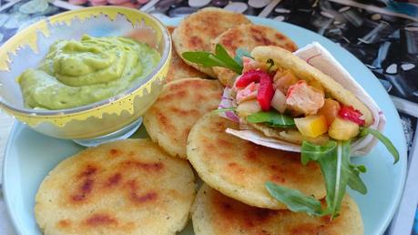 Arepas asadas rellenas de salpicón de gambas veganas con salsa de aguacate y cilantro