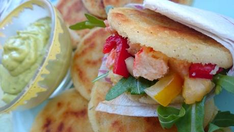 Arepas asadas rellenas de salpicón de gambas veganas con salsa de aguacate y cilantro