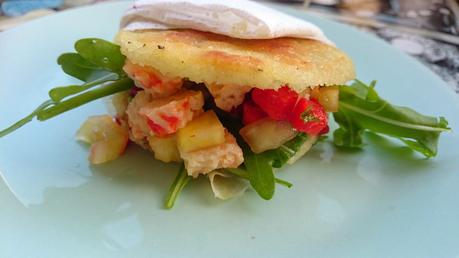 Arepas asadas rellenas de salpicón de gambas veganas con salsa de aguacate y cilantro