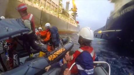 EN UN INTENTO DE ABORDAMIENTO, UNA ACTIVISTA DE GREENPEACE QUEDA HERIDA. ¿CONSECUENCIA DE UN ACTO ILEGAL O VIOLENCIA POR PARTE DEL BARCO DE REPSOL?