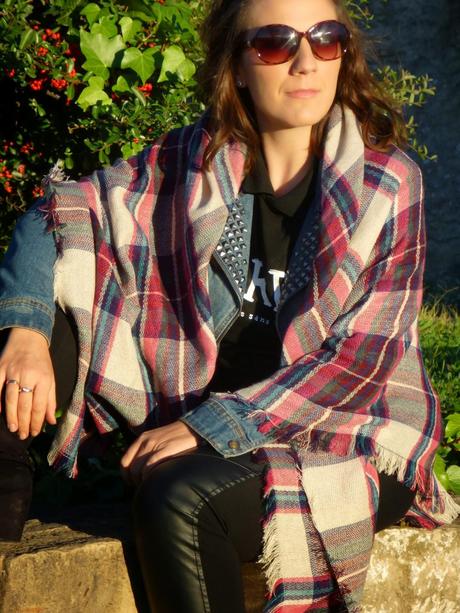 Trendy: the plaid scarf. Trendy: el pañuelo de cuadros