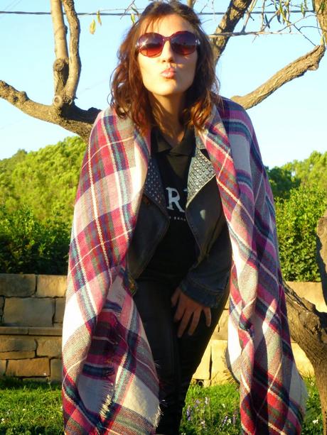 Trendy: the plaid scarf. Trendy: el pañuelo de cuadros