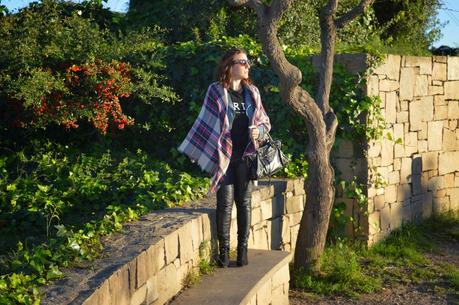 Trendy: the plaid scarf. Trendy: el pañuelo de cuadros