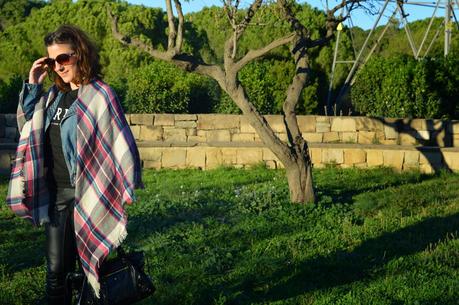 Trendy: the plaid scarf. Trendy: el pañuelo de cuadros