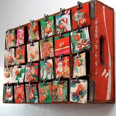 Calendario de adviento DIY hecho sobre una caja vintage de CocaCola