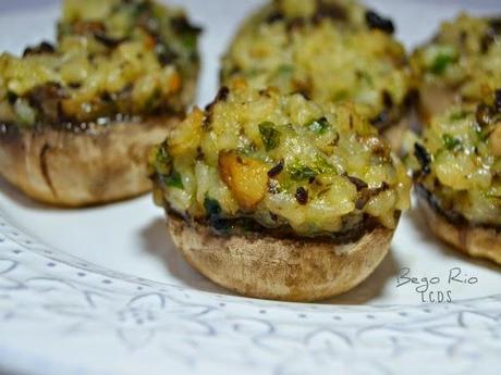 Champiñones rellenos con arroz, pasas y parmesano