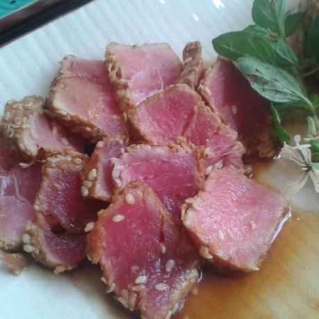 Tataki de atún con sésamo Tataki de atún con sésamo