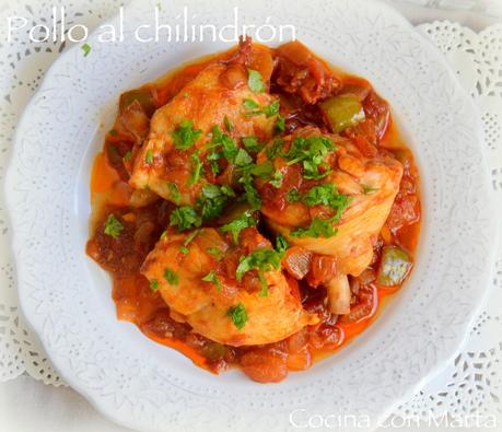 Receta casera de pollo al chilindrón. Fácil, rápida. Con patatas fritas y guindilla.