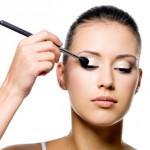 Los 6 productos que más se venderán en Latam en 2015 woman applying eyeshadow with brush