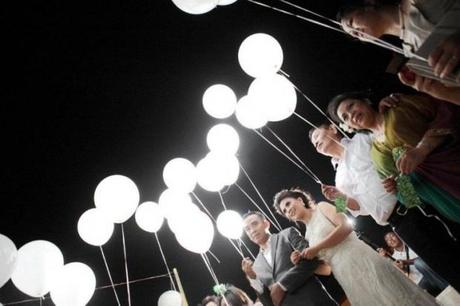 Una pareja de novios rodeada de globos led