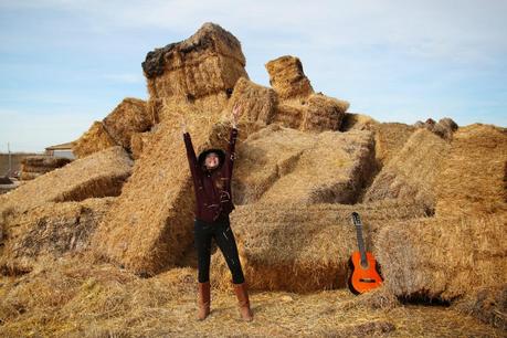 CON SOMBRERO Y GUITARRA