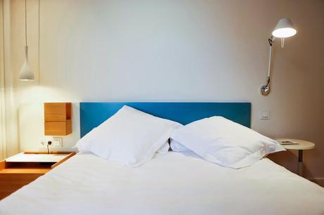 Diseño interior, decoración y equipamiento completo de ilia estudio en vivienda de San Sebastián