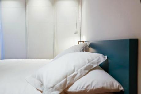 Diseño interior, decoración y equipamiento completo de ilia estudio en vivienda de San Sebastián