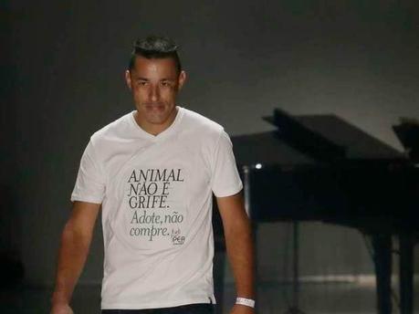 Ronaldo Fraga usa la moda  para la adopción de Perros