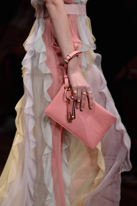 En el desfile de Valentino SS15 las carteritas se llevan con la pulsera en la muñeca y sujetas desde una esquina.