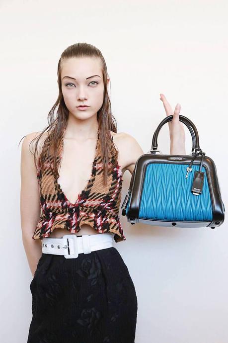 No es que nos hayamos vuelto locos y haya que llevar el bolso como esta modelo en el backstage del desfile de Miu Miu SS15, pero hay que reconocer que a veces la moda propone cosas bastante locas.