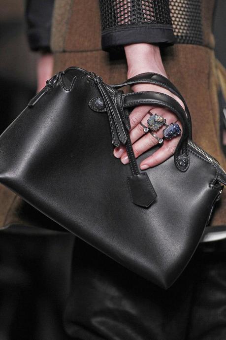 En el desfile de Fendi SS15 los bolsos con asas corta para llevar en la mano en realidad se llevan como carteras.