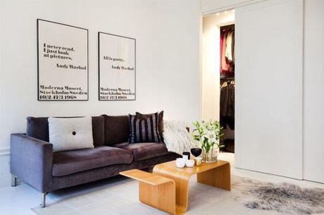 ¿La cama en el armario? curiosa solución en un mini piso de 34 m² silla eames balancin poster texto andy warhol interiores espacios pequeños estilo y diseño nórdico escandinavo estilo nórdico diseño de interiores decoración diseño nórdico escandinavo decoración de interiores cocinas pequeñas cocinas modernas cocinas blancas blog decoración diseño interiores