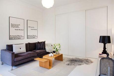 ¿La cama en el armario? curiosa solución en un mini piso de 34 m² silla eames balancin poster texto andy warhol interiores espacios pequeños estilo y diseño nórdico escandinavo estilo nórdico diseño de interiores decoración diseño nórdico escandinavo decoración de interiores cocinas pequeñas cocinas modernas cocinas blancas blog decoración diseño interiores