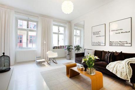 ¿La cama en el armario? curiosa solución en un mini piso de 34 m² silla eames balancin poster texto andy warhol interiores espacios pequeños estilo y diseño nórdico escandinavo estilo nórdico diseño de interiores decoración diseño nórdico escandinavo decoración de interiores cocinas pequeñas cocinas modernas cocinas blancas blog decoración diseño interiores