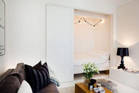¿La cama en el armario? curiosa solución en un mini piso de 34 m² silla eames balancin poster texto andy warhol interiores espacios pequeños estilo y diseño nórdico escandinavo estilo nórdico diseño de interiores decoración diseño nórdico escandinavo decoración de interiores cocinas pequeñas cocinas modernas cocinas blancas blog decoración diseño interiores
