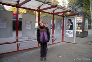 BEA CON CARA DE PENA ESPERANDO EL BUS 37 PARA IR AL AEROPUERTO DE TBILISI