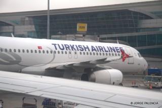 AVIÓN DE ESTAMBUL A MADRID EN EL AEROPUERTO ATATÜRK HAVALIMANI DE ESTAMBUL