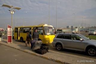 LUGAR DONDE TE DEJA Y SE COGE EL BUS DEL AEROPUERTO A LA CIUDAD DE TBILISI