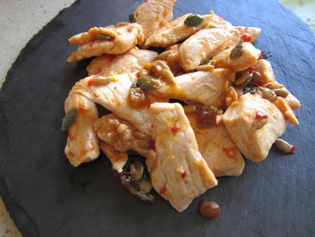 POLLO SALTEADO CON FRUTOS SECOS Y CHILE