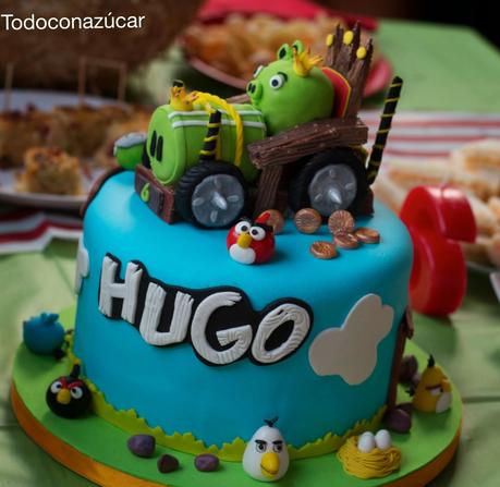 TARTA RED VELVET Y CHOCOLATE BLANCO. ANGRY BIRD