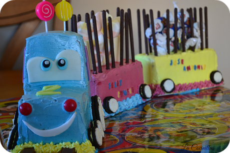 Tarta tren sin horno hecha con galletas, bizcochos y chuches