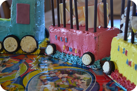 Tarta tren sin horno hecha con galletas, bizcochos y chuches