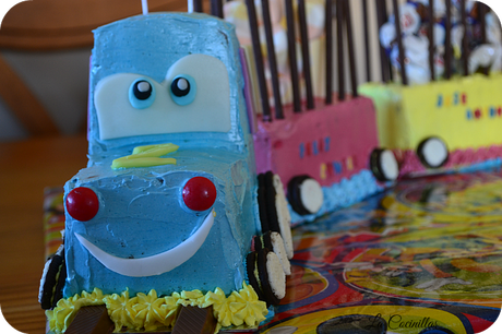 Tarta tren sin horno hecha con galletas, bizcochos y chuches