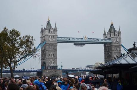 Torre de Londres, Tower Bridge y amapolas